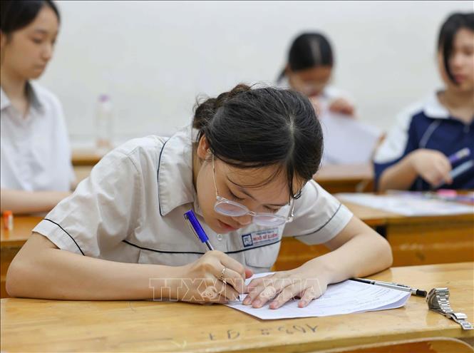 Thí sinh trước giờ làm bài thi môn Ngữ văn tại điểm thi Trường THPT Trần Phú - Hoàn Kiếm. Ảnh: Thanh Tùng - TTXVN